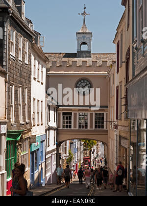 Der historische Eastgate und High Street, Totnes, Devon, England Stockfoto