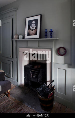 Offenes Feuer mit einfachen Surround im georgianischen Stadthaus, Whitechapel, London Stockfoto