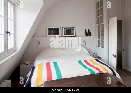 Doppelbett im Dachgeschoss Zimmer mit schrägen Decke im georgianischen Stadthaus, Whitechapel, London Stockfoto