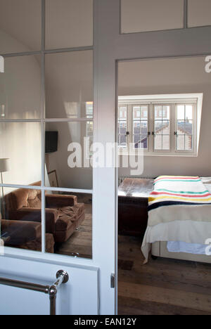 Doppelbett im Dachgeschoss Zimmer mit schrägen Decke im georgianischen Stadthaus, Whitechapel, London Stockfoto