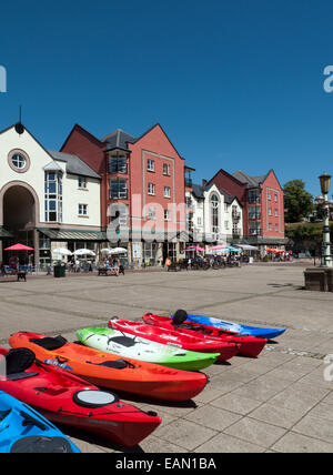 Bunte Kanus vor die Kanal-Becken Bereich Entwicklung der Kai, Exeter, Devon, England Stockfoto