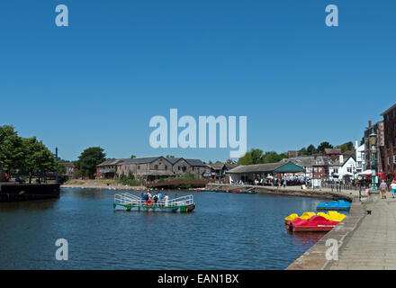 Der Fluss Exe neben historischen Kai von Exeter City, mit menschlichen angetriebenen Fähre, Exeter, Devon, England Stockfoto