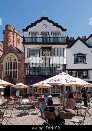 Alfresco Café-Kultur, in der historischen Umgebung des Mol Haus in der Nähe Kathedrale, Exeter, Devon, England Stockfoto