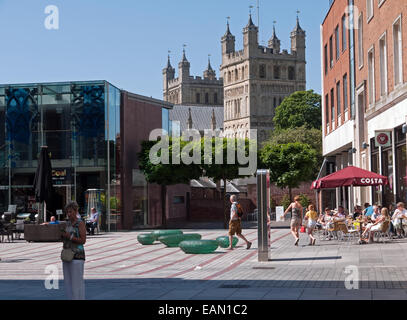 Die moderne Princesshay Piazza mit der alten Kathedrale jenseits, Exeter, Devon, England Stockfoto