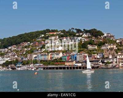 Blick über die Mündung des Flusses Dart, die Stadt Kingswear in Devon, England Stockfoto