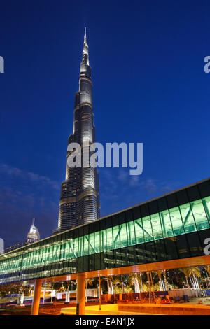 Moderne Architektur. Durchgang zu Dubai Mall und Burj Khalifa im Hintergrund, Dubai. Stockfoto