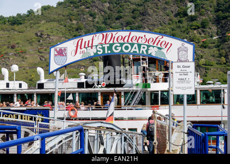 Pier mit Fluggästen Rhein-Raddampfer-Kreuzfahrt-Schiff DS Goethe in Sankt Goar Rheinland-Pfalz Deutschland Europa Stockfoto