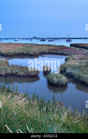 Blick über die Alde-Mündung von Aldeburgh Sümpfe zum Martello-Turm bei Abenddämmerung Suffolk England Stockfoto