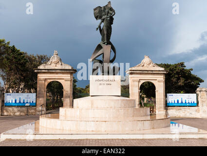 Das Unabhängigkeitsdenkmal in den Maglio-Gärten, Floriana, Malta. Es wurde 1989 zum 25. Jahrestag der Unabhängigkeit von Malta im Jahr 1964 errichtet Stockfoto