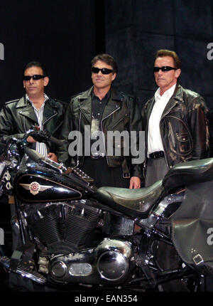 13. August 2008 geben sich texanischen Gouverneur Rick Perry mit Kaliforniens Gouverneur Arnold Schwarzenegger und Humberto Moreira Valdes Coahuila (links) als Charaktere aus dem Film Terminator auf der 26. Grenze Gouverneure Konferenz in den Universal Studios in Los Angeles, Kalifornien. Stockfoto