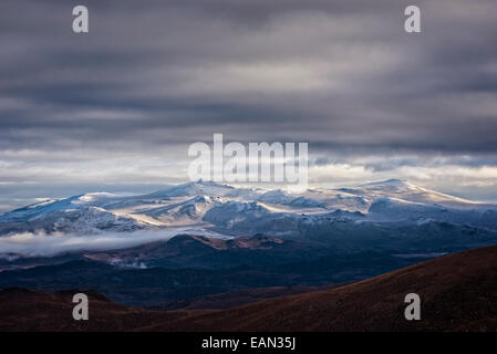 Bodie Hills mit frischem Schnee von Virgina Seen Straße über Conway Gipfel, Berge der Sierra Nevada, Kalifornien. Stockfoto