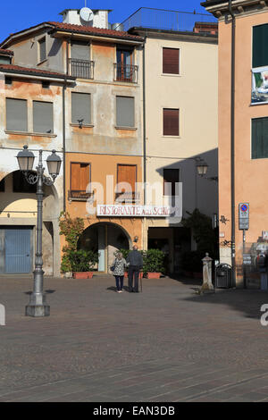 Ein älteres Ehepaar Fuß auf einer Straße in Vicenza, Italien, Region Venetien. Stockfoto