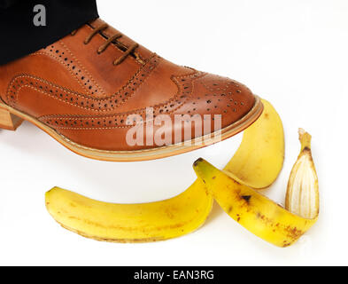 Brown-Brogue Rutschen auf einer Banane Stockfoto