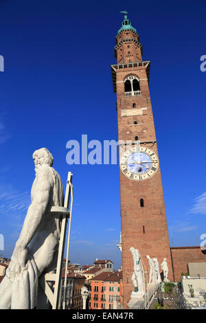 Torre di Piazza und Basilica Palladiana Dach Terrasse, Vicenza, Italien, Veneto. Stockfoto