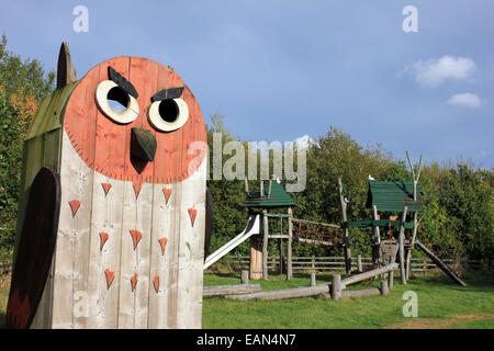 Riesige hölzerne Eule auf dem Abenteuerspielplatz der alten Moor RSPB Reserve, Yorkshire, Großbritannien Stockfoto