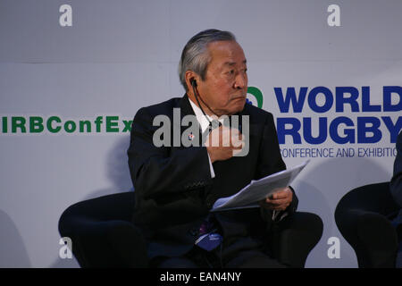 London, UK. 18. November 2014. Akira Shimazu (Japan Rugby 2019) hört bei der Podiumsdiskussion für die Vergangenheit, Gegenwart und Zukunft des Rugby World Cup auf der IRB Rugby Weltkonferenz und Ausstellung im Hilton London Metropole. Bildnachweis: Elsie Kibue/Alamy Live-Nachrichten Stockfoto