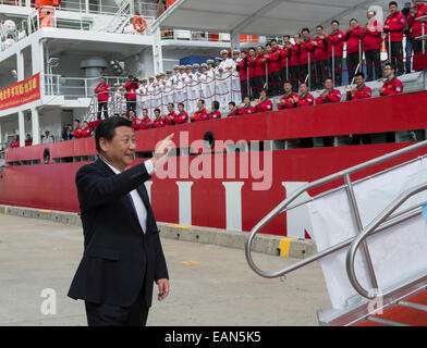 Hobart, Australien. 18. November 2014. Chinesischen Staatspräsidenten Xi Jinping winkt Besatzungsmitglieder des chinesischen Forschungsschiffes und Eisbrecher Xuelong oder Snow Dragon in Hobart, Australien, 18. November 2014. Bildnachweis: Li Xueren/Xinhua/Alamy Live-Nachrichten Stockfoto