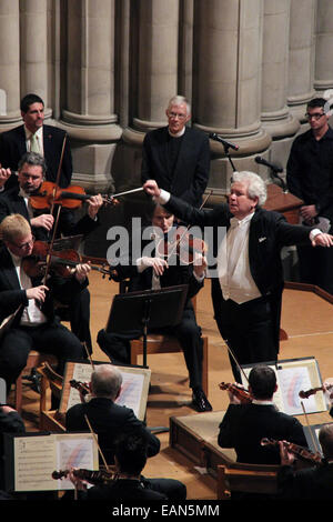Washington, DC, USA. 18. November 2014. Die Tschechische Philharmonie, unter der Leitung von Jiri Belohlavek, spielte Bedrich Smetana´s Tondichtung Vltava und Antonin rekonstruierten Symphonie aus der neuen Welt bei einem Konzert in Washingtons National Cathedral, die zum 25. der Ausbruch der antikommunistischen Revolution in der damaligen Tschechoslowakei Jahrestag. Washington, USA, am 18. November 2014. © CTK/Alamy Live-Nachrichten Stockfoto