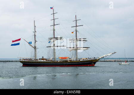 Dreimaster niederländische Clipper Stad Amsterdam (Stadt Amsterdam) tritt in den Hafen von Rostock, Warnemünde Bezirk. Stockfoto