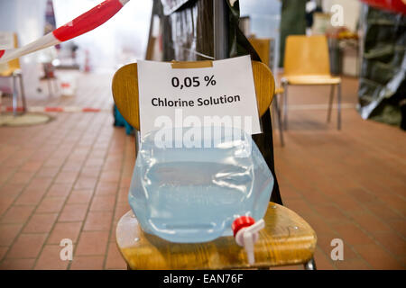 Würzburg, Deutschland. 3. November 2014. "Chlor-Lösung" kann in einem Container auf einer Ebola-Fortbildungsseminar in Würzburg, Deutschland, 3. November 2014 gelesen werden. Nach der Bundeswehr hat renommierte das einzige Ebola-Training-Center bis heute. Deutsche Entwicklungshelfer in Krisengebieten und in deutschen Isolierung Stationen trainieren hier. Foto: DANIEL KARMANN/Dpa/Alamy Live News Stockfoto