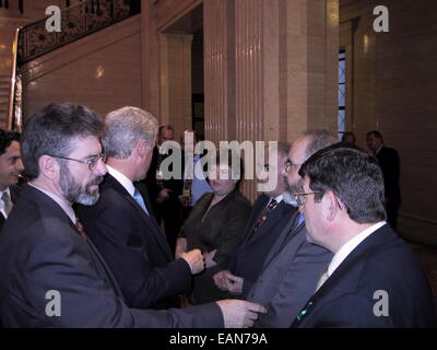 13. Dezember 2000, exklusiv hinter den Kulissen in Stormont, wenn Bill Clinton und George Mitchell trafen sich Mitglieder von SInn Féin. Stockfoto