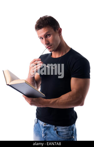 Attraktive und sportliche junge Mann Buch zu lesen, Blick in die Kamera, isoliert auf weiss Stockfoto