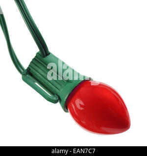 Nahaufnahme eines einzelnen roten Lampe aus einer Reihe von Weihnachtsbeleuchtung, isoliert auf weiss Stockfoto