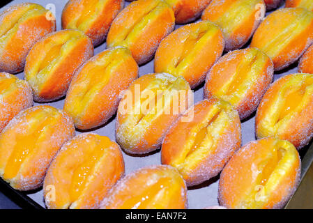 Portugal, Algarve: Hausgemacht und frisch "Berlin" Kuchen im traditionellen süßen Werk Faisca und Henriques in Faro Stockfoto