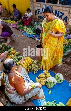 Einheimische Frau einkaufen In Obst- und Gemüsemarkt, Calangute, Goa, Indien Stockfoto