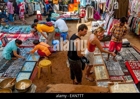 Touristen kaufen Souvenirs, Flohmarkt in Anjuna, Anjuna, Goa, Indien Stockfoto