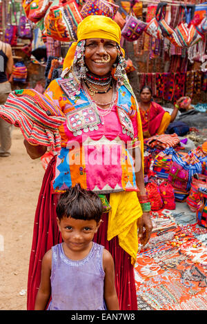 Eine Frau verkauft, Hüte und Taschen In Anjuna Flea Market, Anjuna, Goa, Indien Stockfoto