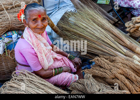 Frau verkaufen Seil, Mapusa Freitagsmarkt, Goa, Indien Stockfoto