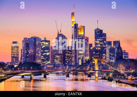 Skyline von Frankfurt Am Main, Deutschland in der Abenddämmerung. Stockfoto