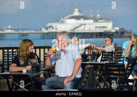 Erwachsenes paar genießen einen frühen Abend trinken zusammen in einem Strandcafé an der Strandpromenade in Eastbourne. East Sussex. UK Stockfoto