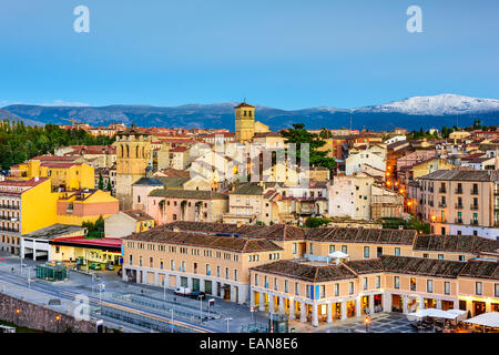 Segovia, Spanien Stadt Skyline in der Abenddämmerung. Stockfoto