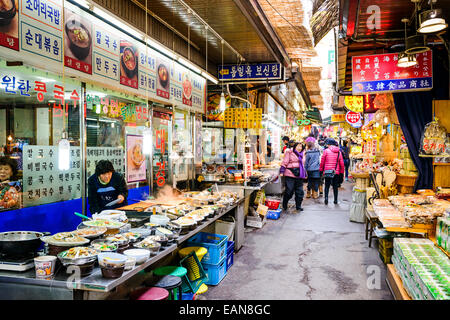 Shopper durchlaufen Dongdaemun Markt. Der Markt ist ein beliebtes Ziel für Einkaufsmöglichkeiten und Sehenswürdigkeiten. Stockfoto