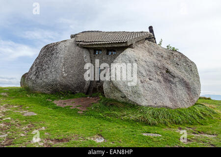 Casa Penedo, ein Haus gebaut zwischen großen Felsen in Fafe, Portugal. Allgemein als eines der seltsamsten Häuser der Welt Stockfoto