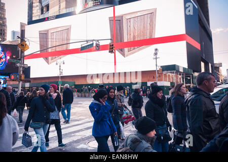 Testbilder flash über die riesige digitale Anzeige im Marriott Marquis Hotel am Times Square in New York Stockfoto