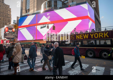 Testbilder flash über die riesige digitale Anzeige im Marriott Marquis Hotel am Times Square in New York Stockfoto