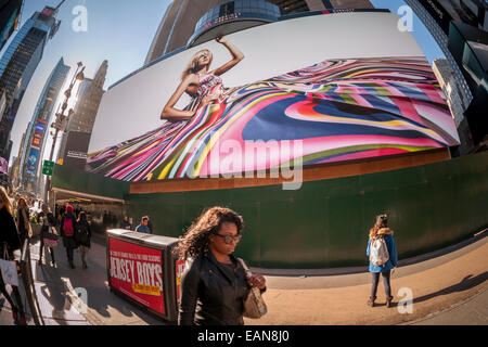 Testbilder flash über die riesige digitale Anzeige im Marriott Marquis Hotel am Times Square in New York Stockfoto