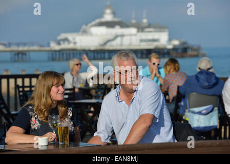 Erwachsenes paar genießen einen frühen Abend trinken zusammen in einem Strandcafé an der Strandpromenade in Eastbourne. East Sussex. UK Stockfoto