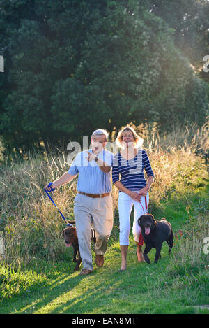 Ein älteres paar Spaziergang mit seinem Hund auf den South Downs, Eastbourne. East Sussex, UK Stockfoto