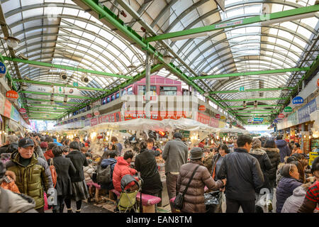 Shopper in Seoul, Südkorea passieren durch traditionelle Gwangjang Markt. Stockfoto