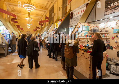 Käufer suchen der Grand Central Urlaub Messe in Vanderbilt Hall im Grand Central Terminal in New York Stockfoto