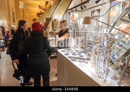 Käufer suchen der Grand Central Urlaub Messe in Vanderbilt Hall im Grand Central Terminal in New York Stockfoto