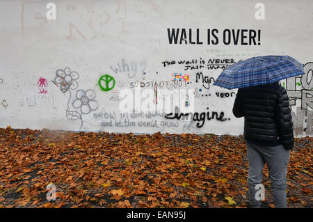 Prag, Tschechische Republik. 18. November 2014. Ein unbekannter Täter hat die Lennon-Mauer in Prag, bekannt als Ort der anonyme Graffiti Werke, weiß lackiert und eine einzige Inschrift "Wall Is Over", darauf auf 18. November 2014 platziert. Die Inschrift imitiert den Namen Happy Xmas (War Is Over), eine Komposition, die John Lennon und Yoko Ono 1971 aufgenommen. Bildnachweis: CTK/Alamy Live-Nachrichten Stockfoto