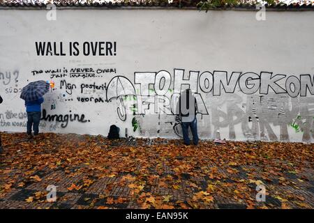 Prag, Tschechische Republik. 18. November 2014. Ein unbekannter Täter hat die Lennon-Mauer in Prag, bekannt als Ort der anonyme Graffiti Werke, weiß lackiert und eine einzige Inschrift "Wall Is Over", darauf auf 18. November 2014 platziert. Die Inschrift imitiert den Namen Happy Xmas (War Is Over), eine Komposition, die John Lennon und Yoko Ono 1971 aufgenommen. Bildnachweis: CTK/Alamy Live-Nachrichten Stockfoto