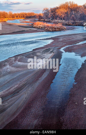 Winter-Sonnenuntergang über Sandbänke und Mäander des South Platte River in Ost-Colorado Stockfoto