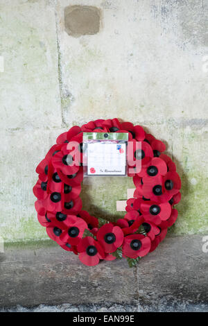 Mohn Kranz gelehnt Steinmauer mit British Legion Hinweis der Erinnerung Stockfoto