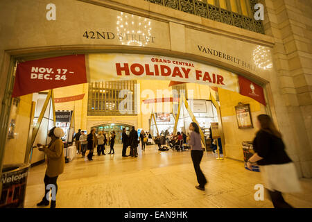 Käufer suchen der Grand Central Urlaub Messe in Vanderbilt Hall im Grand Central Terminal in New York Stockfoto